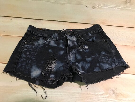 frayed levi shorts