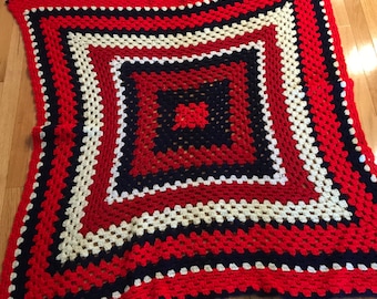 Vintage retro Afghan, gestrickte, gehäkelte Decke Rot, Weiß, und Indigo blau 4th ofwitz Juli 2019 USA