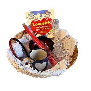 Cadeaumand liefje, cadeau vriendin, samengestelde mand met vintage aardewerk koffiemok, vintage rode kaars, glazen kandelaar