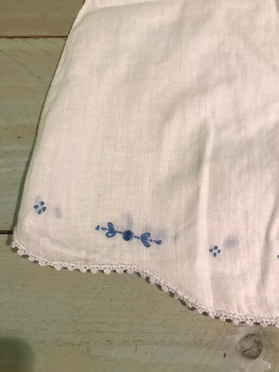 Beautiful Vintage handmade white and blue embroid… - image 3