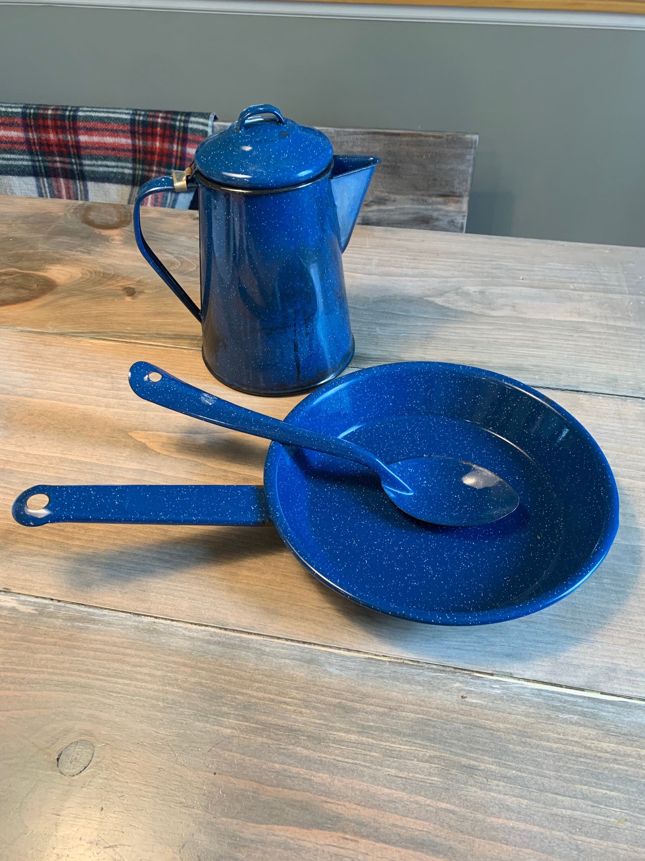 cafetière vintage en émail bleu tacheté et poêle avec cuillère de service camp. ensemble camp week-end