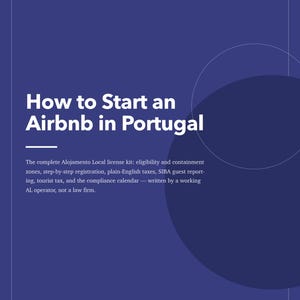 Könnte beinhalten: Ein dunkelblauer Informationsleitfaden mit dem Titel How to Start an Airbnb in Portugal, 2026 Edition. Das Cover enthält weißen Text, der das Alojamento Local Lizenz-Kit beschreibt, einschließlich Berechtigung, Registrierung, Steuern und Kalender.
