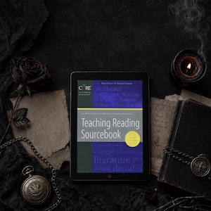 Puede incluir: Una tableta digital que muestra el Teaching Reading Sourcebook Third Edition. La portada presenta un fondo morado y gris con texto en blanco, incluyendo el título y el logotipo de CORE Literacy Library. Una insignia circular amarilla indica la edición.
