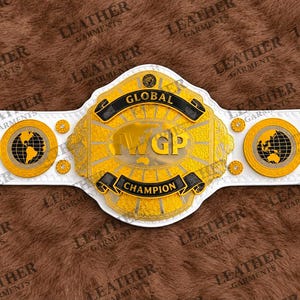 Può includere: Una cintura da campionato con una grande placca centrale dorata con il testo GLOBAL IWGP CHAMPION su striscioni neri. La placca mostra una mappa del mondo. Due placche laterali circolari dorate mostrano mappe del mondo nere su cinturino.