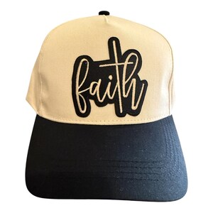 Faith Truckerpet: Tweekleurige snapback met geborduurd Faith-logo. Khaki en zwart.