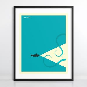 EXPLORE (impresión artística Giclée en papel o lienzo) Póster minimalista de viaje submarino de Jazzberry Blue (con o sin marco)