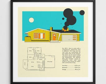 Op de afbeelding: Een vintage architectuurprint toont een geel huis in brand onder een blauwe lucht met een zon. De print bevat een plattegrond en tekst die de kenmerken van het huis beschrijft. Het huis heeft een oranje deur en een garage.