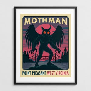 Può includere: Poster incorniciato con Mothman, una criptide di Point Pleasant, West Virginia. L'opera raffigura una creatura nera alata con occhi rossi su uno sfondo di tramonto, con la parola "Mothman" in alto e "Point Pleasant West Virginia" in basso.