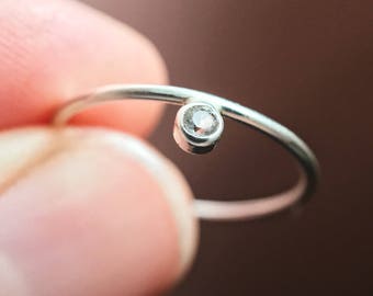 Benutzerdefinierte Handgemachte Sterling Silber 2mm Edelstein Stapelring. Personalisiere deinen Stein! Perfekt für Geburtstage, Brautjungfern und Jubiläen