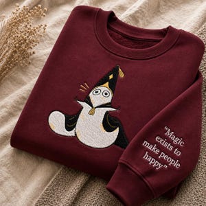 Brushbuddy Cartoon besticktes Sweatshirt Hoodie, Hexenhut Atelier inspiriert Fan Geschenk