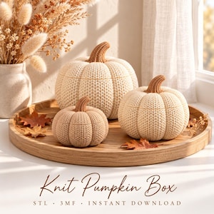 Könnte beinhalten: Drei cremefarbene, kürbisförmige Boxen mit strukturierten Strickmustern und braunen Stielen, angeordnet auf einem runden Holztablett. Der Text "Knit Pumpkin Box" und "STL . 3MF . INSTANT DOWNLOAD" ist unten im Bild aufgedruckt.
