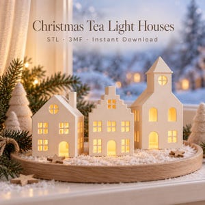 Op de afbeelding: Drie gebroken witte theelichthuisjes met verlichte ramen en deuren, geplaatst op een ronde houten schaal met kunstsneeuw en kleine houten sterretjes. De tekst luidt: Christmas Tea Light Houses STL 3MF Instant Download.