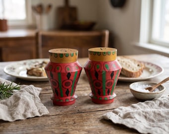 Salero y pimentero de madera vintage pintados a mano, hechos a mano en Austria, decoración de cocina de arte popular europeo de mediados de siglo.
