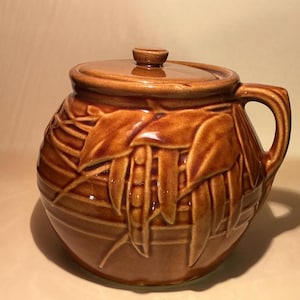 Vintage USA Ugnsgods Stengods Bönkruka med lock, Präglat ärtskidmotiv, Brunglaserad Retro Kökskeramik Kokkärl, Bondgårdsinredning