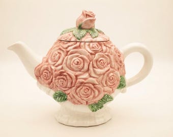 Bule de chá rosa Applause de 1994 | Decoração de cozinha estilo cottagecore com estampa floral esculpida