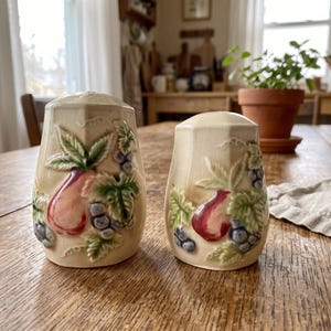 Ensemble de salière et poivrière vintage Tilso Japan 53/860, motif fruits en relief, style milieu du siècle, en céramique majolique poire et raisin, pour une table de style ferme rétro.