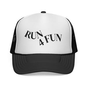 Op de afbeelding: Een zwart-witte truckerpet met een wit voorpaneel waarop de zwarte tekst RUN 4 FUN in een gebogen lay-out is gedrukt. De pet heeft een zwarte klep en zwarte mesh zij- en achterpanelen, met een zwarte knoop aan de bovenkant in het midden.
