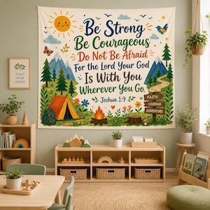 Puede incluir: Un tapiz de pared rectangular que presenta una escena de naturaleza con una tienda de campaña, una fogata, montañas y árboles. El texto dice: Be Strong Be Courageous Do Not Be Afraid For the Lord Your God Is With You Wherever You Go. Joshua 1:9. Las ilustraciones coloridas incluyen un sol, una mariposa y flores.
