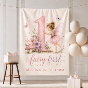 Könnte beinhalten: Ein cremefarbener Stoffhintergrund mit einer großen rosa Eins, einer Fee mit rosa Flügeln, Blumen, einem Pilz und Schmetterlingen. Der Text lautet fairy first und SOPHIA'S 1ST BIRTHDAY in rosa und violetten Schreib- und Blockbuchstaben.