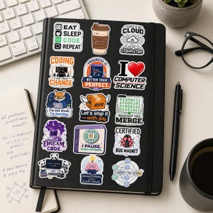 K&ouml;nnte beinhalten: Ein schwarzes Notizbuch, das mit verschiedenen bunten Aufklebern zum Thema Informatik und Programmierung bedeckt ist. Die Aufkleber zeigen Illustrationen von Kaffee, einem Fuchs, einem Marienk&auml;fer, Pandas und Texten wie "Eat Sleep Code Repeat" und "Certified Bug Magnet."