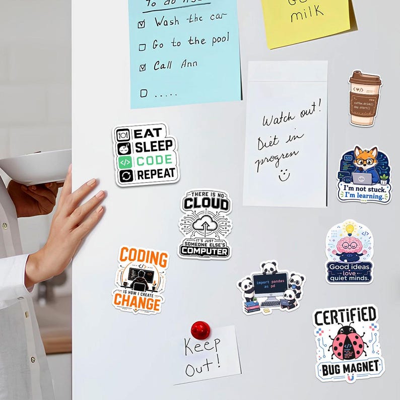 K&ouml;nnte beinhalten: Eine Sammlung von acht rechteckigen und gestanzten Vinyl-Aufklebern mit verschiedenen Themen aus der Computerprogrammierung, darunter Texte wie Eat Sleep Code Repeat, There Is No Cloud, Coding Is How I Create Change und Certified Bug Magnet.