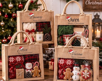 Può includere: Quattro sacchetti regalo rettangolari in iuta con finestre trasparenti, ognuno con un nome, un'icona di cappello di Babbo Natale e il testo Merry Christmas. Le borse contengono articoli festivi come coperte e pupazzi di neve.