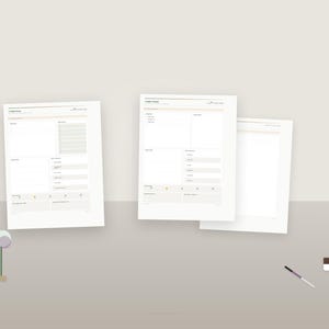 Könnte beinhalten: Drei weiße Planerseiten mit beigen Akzenten und schwarzem Text. Jede Seite enthält strukturierte Abschnitte für die Tagesplanung, einschließlich Überschriften, Kontrollkästchen und linierter Bereiche. Eine kleine Lampe, ein dünner Stift und ein rechteckiger Radiergummi sind ebenfalls zu sehen.