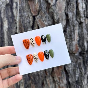 Press-on naglar med höstblommor | Handgjorda höstnaglar | Sköldpadds-, prästkrage-, olivgröna och orange mandelnaglar