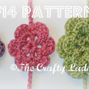 Może przedstawiać: Trzy kwiaty wykonane na szydełku w różnych kolorach: fioletowym, różowym i zielonym. Kwiaty wiszą na sznurkach, a nad nimi widnieje napis "PDF14 PATTERN".