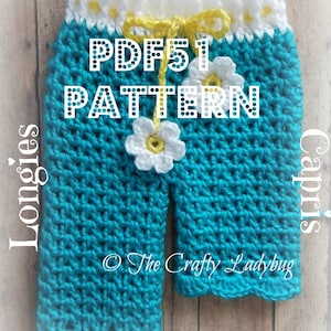 Puede incluir: Patrón de crochet PDF para pantalones largos para bebé o niño pequeño con un diseño de flor de margarita. Los pantalones largos son azul turquesa con una cintura blanca y una corbata amarilla. El patrón se llama PDF51.