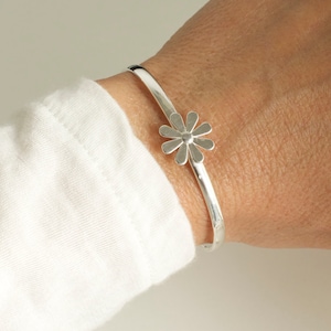 Daisy cuff bracelet - sterling bracelet  - flower cuff bracelet- spring cuff bracelet - 925 solid sterling silver bracelet