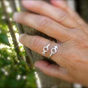 Female and male symbol open ring
