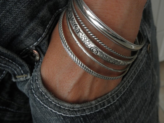 Sterling silver patterned bangle. Sterling silver patterned bangle.