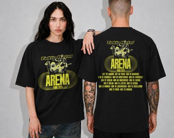 Könnte beinhalten: Ein schwarzes Kurzarm-T-Shirt mit gelbem Grafikdruck. Die Vorderseite zeigt den Text Tokin Hotel, Arena und Tour 2026 mit einer Bandillustration. Die Rückseite listet verschiedene europäische Tourdaten und Städte in gelbem Text auf.
