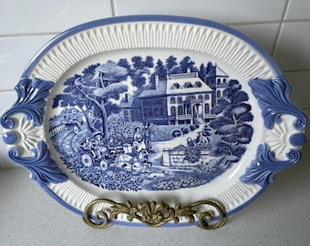 Prato vintage azul e branco representando uma cena doméstica central, Asake, Japão