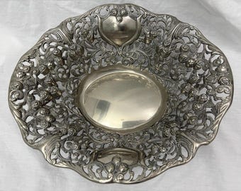 Bol de plata con intrincados detalles de rosas.