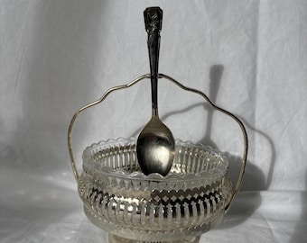 Azucarero antiguo chapado en plata, con cuchara de plata de ley.