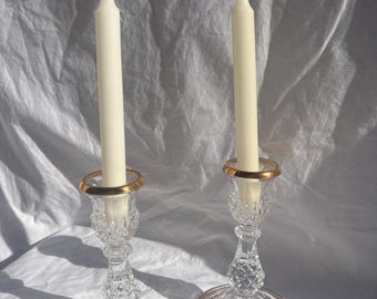 Coppia di candelabri vintage in cristallo Cristal d’Arques / Finiture in oro 24 carati / Realizzati in Francia
