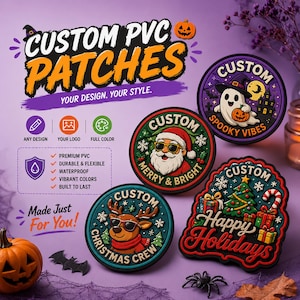 Könnte beinhalten: Vier runde und geformte individuelle PVC-Aufnäher mit farbenfrohen Feiertags- und Gruselmotiven. Der Text umfasst CUSTOM PVC PATCHES, CUSTOM SPOOKY VIBES, CUSTOM MERRY & BRIGHT, CUSTOM CHRISTMAS CREW und CUSTOM Happy Holidays sowie Produktmerkmale.