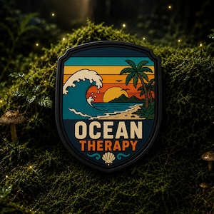 Könnte beinhalten: Ein schildförmiger Aufkleber mit einer farbenfrohen Strandszene, einer großen blauen Welle, einer gelben Sonne und Palmen vor einem Sonnenuntergangshimmel. Der Text OCEAN THERAPY steht in fetten Buchstaben über einem kleinen Muschelsymbol auf blauem Grund.