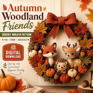 Può includere: Uno schema digitale per uncinetto intitolato Autumn Woodland Friends che mostra una ghirlanda decorata con foglie d'acero, ghiande, zucche e piccole figure all'uncinetto di una volpe, un cerbiatto e un riccio con un grande fiocco.