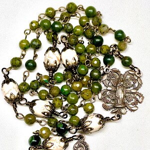 TRUE BRONZE katholischer Rosenkranz, Regenwald-Jaspis, creme Magnesitfass PaterBeads, Muttergottes Bronze Center & Kruzifix, katholische Geschenke, Gebet