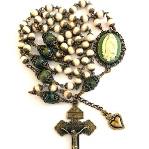 Rosário católico de Nossa Senhora de Guadalupe, bronze antigo, jade verde-oliva e howlita cor creme, contas de oração, pingente do Sagrado Coração, centro de camafeu