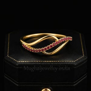Anillo infinito de oro con piedras preciosas rojas, anillo llamativo de inspiración vintage.