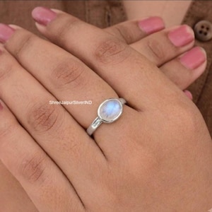 Anillo de piedra lunar arcoíris natural, engaste ovalado de plata de ley, delicada joyería para mujer.