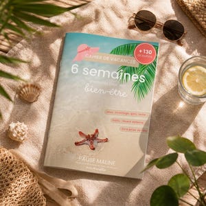 Könnte beinhalten: Ein Aktivitätsbuch mit dem Titel Cahier de vacances 6 semaines d'activités pour ton bien-être, das eine Strandszene mit einem roten Seestern, einem rosa Sonnenhut und Palmblättern zeigt. Der Einband enthält Text über 130 Aktivitäten, Spiele und Entspannungsrituale.