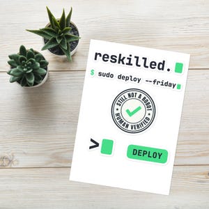 Op de afbeelding: Een stickervel met tech-thema ontwerpen, waaronder de tekst reskilled. met een groen vierkant, sudo deploy --friday, een ronde badge met STILL NOT A ROBOT HUMAN VERIFIED met een groen vinkje, een groter-dan-teken en een DEPLOY-knop.