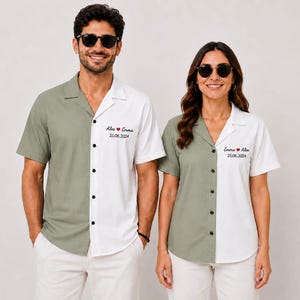 Puede incluir: Dos camisas de manga corta con botones y diseño bicolor, verde salvia a la izquierda y blanco a la derecha. Cada camisa está bordada con el texto Alex y Emma, un corazón rojo y la fecha 25.06.2024 en la parte blanca de la prenda.