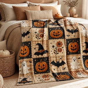 Op de afbeelding: Een zachte plaid met een patchworkontwerp van afwisselende vierkanten. Het patroon bevat oranje pompoenen, witte geesten, zwarte vleermuizen, zwarte heksenhoeden en trossen oranje en witte bloemen op ruitjespatronen en donkere achtergronden.