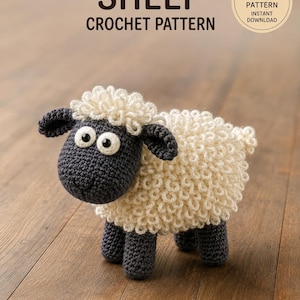 Puede incluir: Un juguete de oveja de ganchillo con cabeza y patas de color gris oscuro y un cuerpo de lana texturizada de color crema. El texto SHEEP CROCHET PATTERN aparece en la parte superior, junto a una insignia circular PDF PATTERN INSTANT DOWNLOAD.